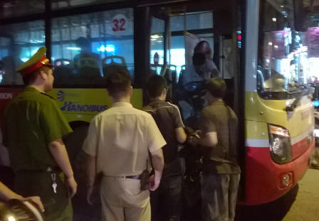 Cuốn vào gầm xe buýt, cô gái thoát chết hy hữu